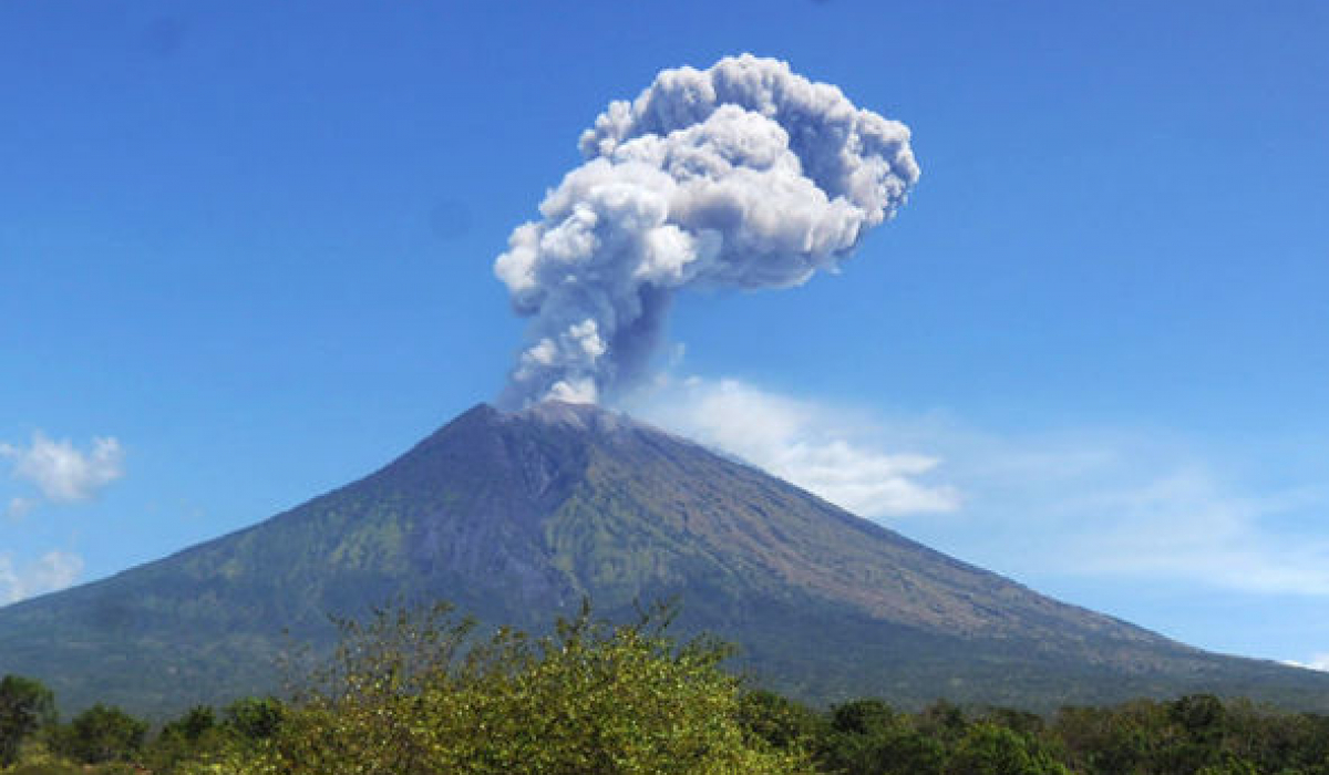 1695_indonesia_nui_lua_agung_tren_dao_bali_lai_thuc_gia