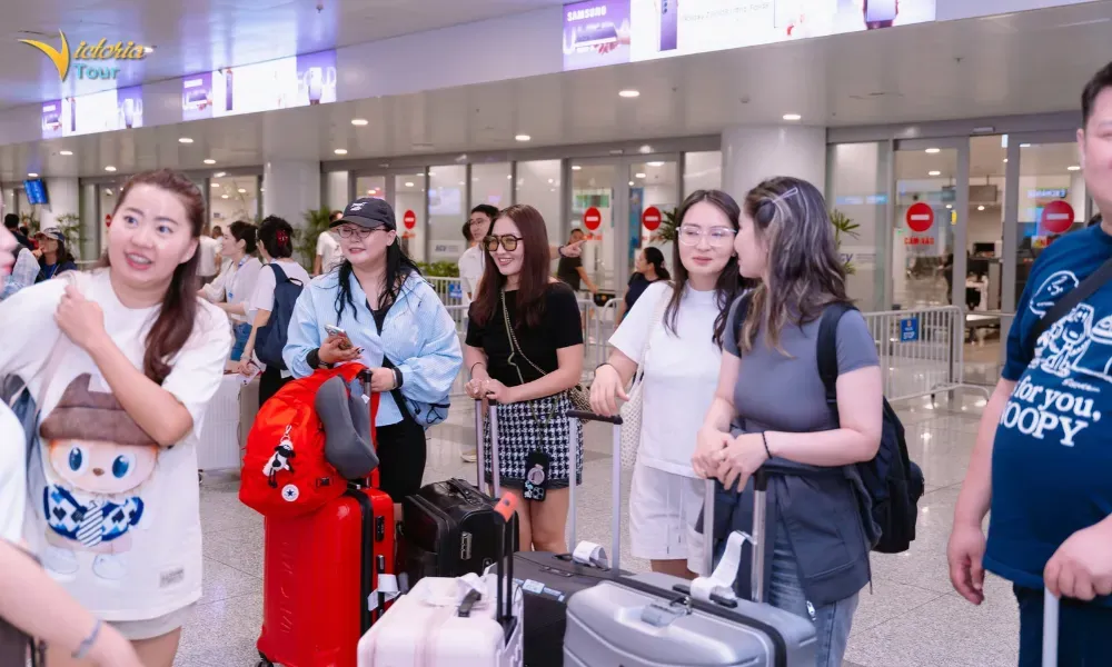 The Mongolian tour group arrives in Vietnam for travel and the BIGBANG concert