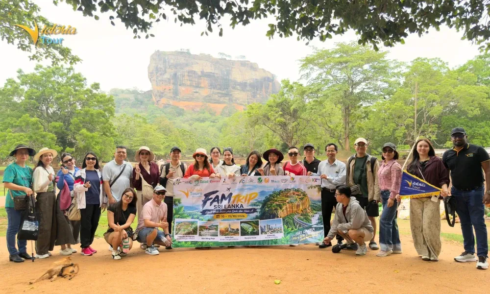 Đoàn khách Việt Nam tại Sigiriya - biểu tượng nổi bật của Sri Lanka.