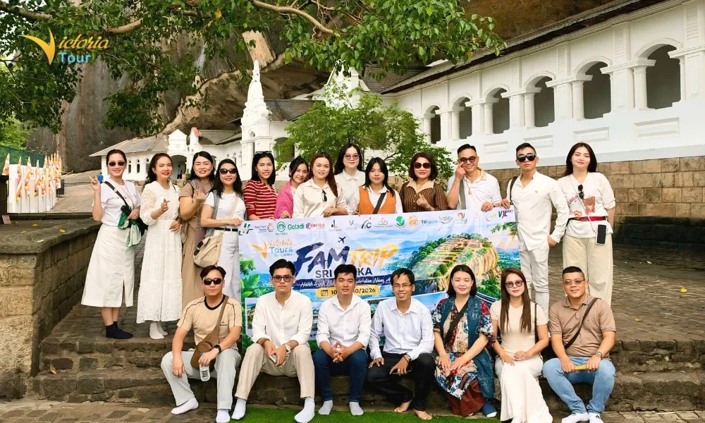 Đoàn khách Việt Nam lưu lại khoảnh khắc tại Kandy trong hành trình khám phá Sri Lanka